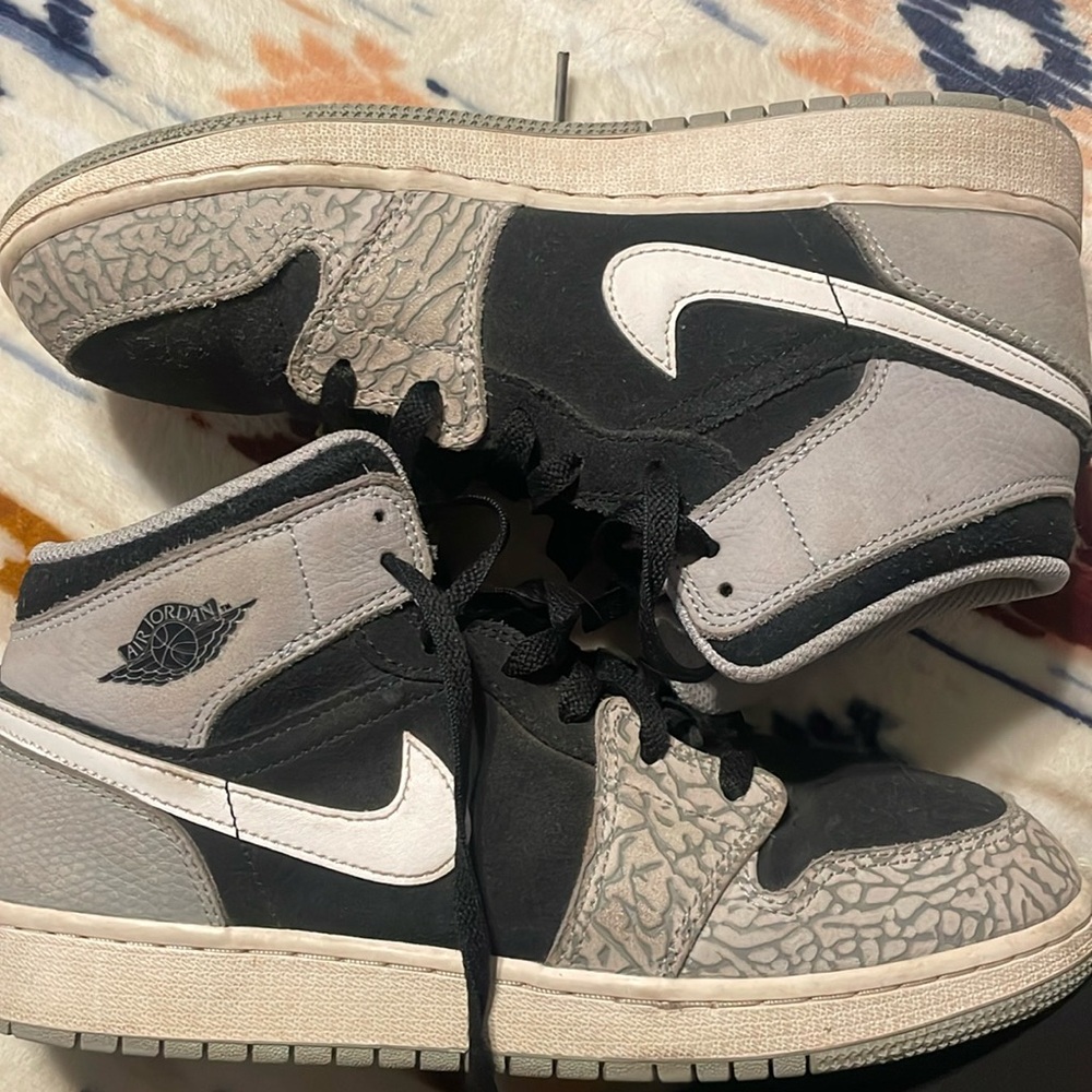 Kids air Jordan big  boys  size 7 . Black and gray. Good used condition.